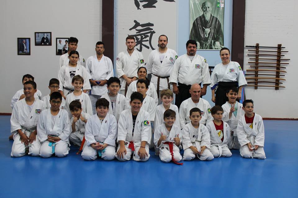 Sensei Silvio e Guilherme junto com os alunos da turma infantil de aikido